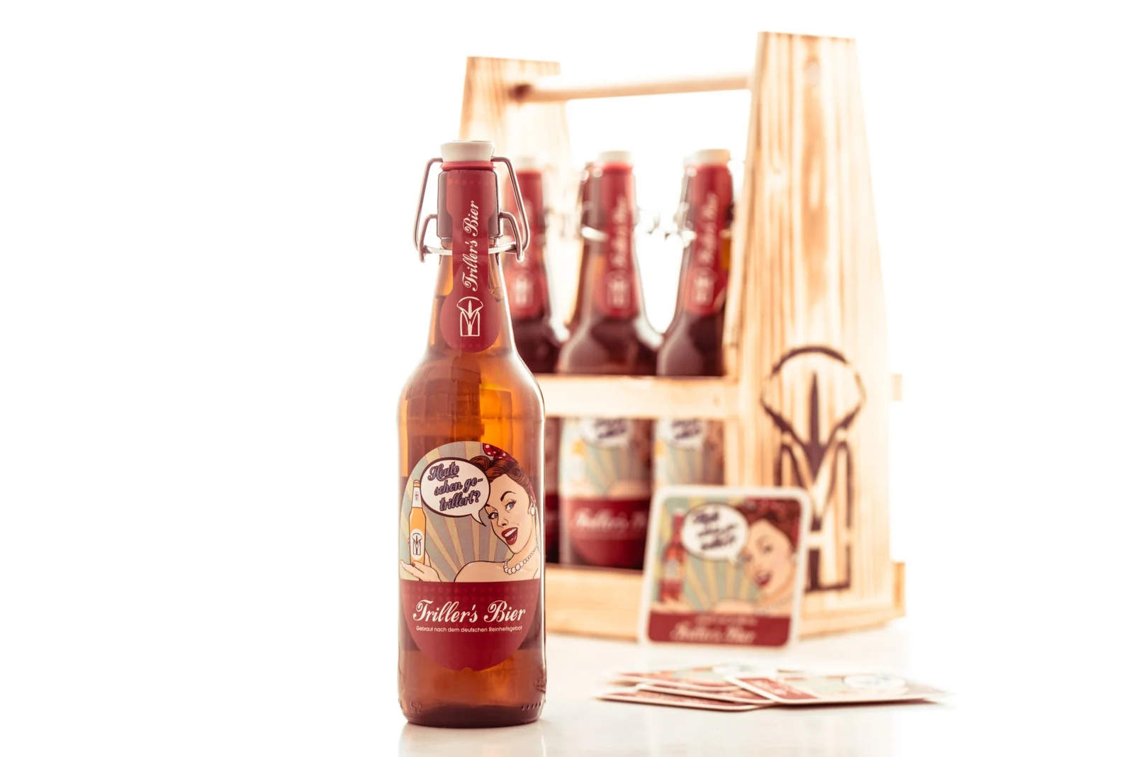 Produktfotografie: Triller’s Bier in Bügelflaschen mit Holzträger und Bierdeckeln