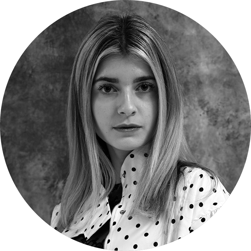 Lea Jans aus dem Team von marketing thom in Völklingen, Porträt in Schwarz-Weiß