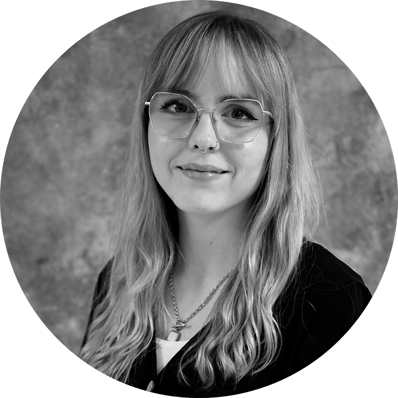 Marie Jungmann aus dem Team von marketing thom in Völklingen, Porträt in Schwarz-Weiß