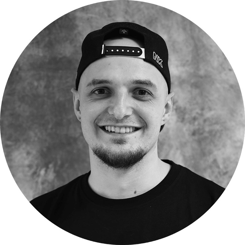 Matthias Sattler aus dem Team von marketing thom in Völklingen, Porträt mit Basecap