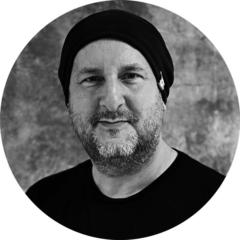Oliver Thom, Geschäftsführer von marketing thom in Völklingen, Porträt mit Mütze