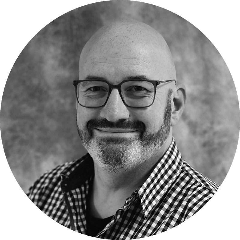 Patrick Stiebel aus dem Team von marketing thom in Völklingen, Porträt mit Brille