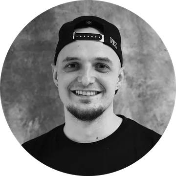 Porträt von Matthias Sattler mit Basecap in Schwarz-Weiß vor grauem Studiohintergrund