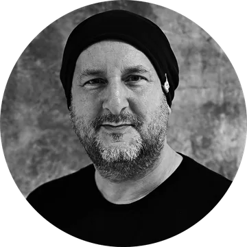 Porträt von Oliver Thom, Geschäftsführer von marketing thom, mit Mütze in Schwarz-Weiß