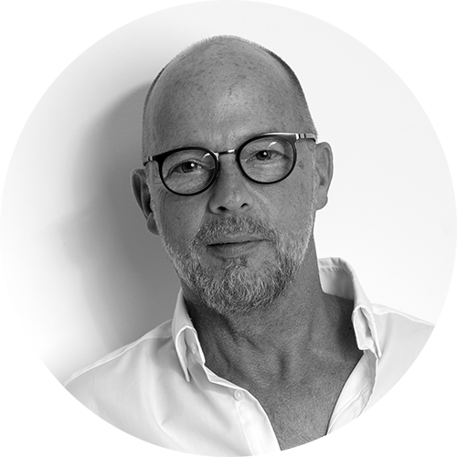 Lutz Jäger von Jäger Jung Orthopädie mit Brille und weißem Hemd, Porträt in Schwarz-Weiß