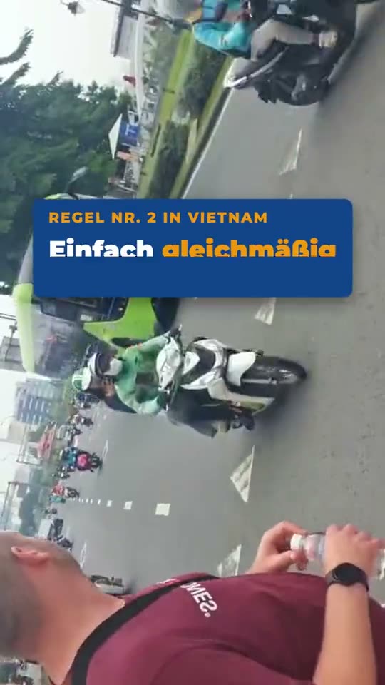 Social-Media-Reel für die KVI Gruppe: Motorroller im Straßenverkehr in Vietnam mit Texteinblendung